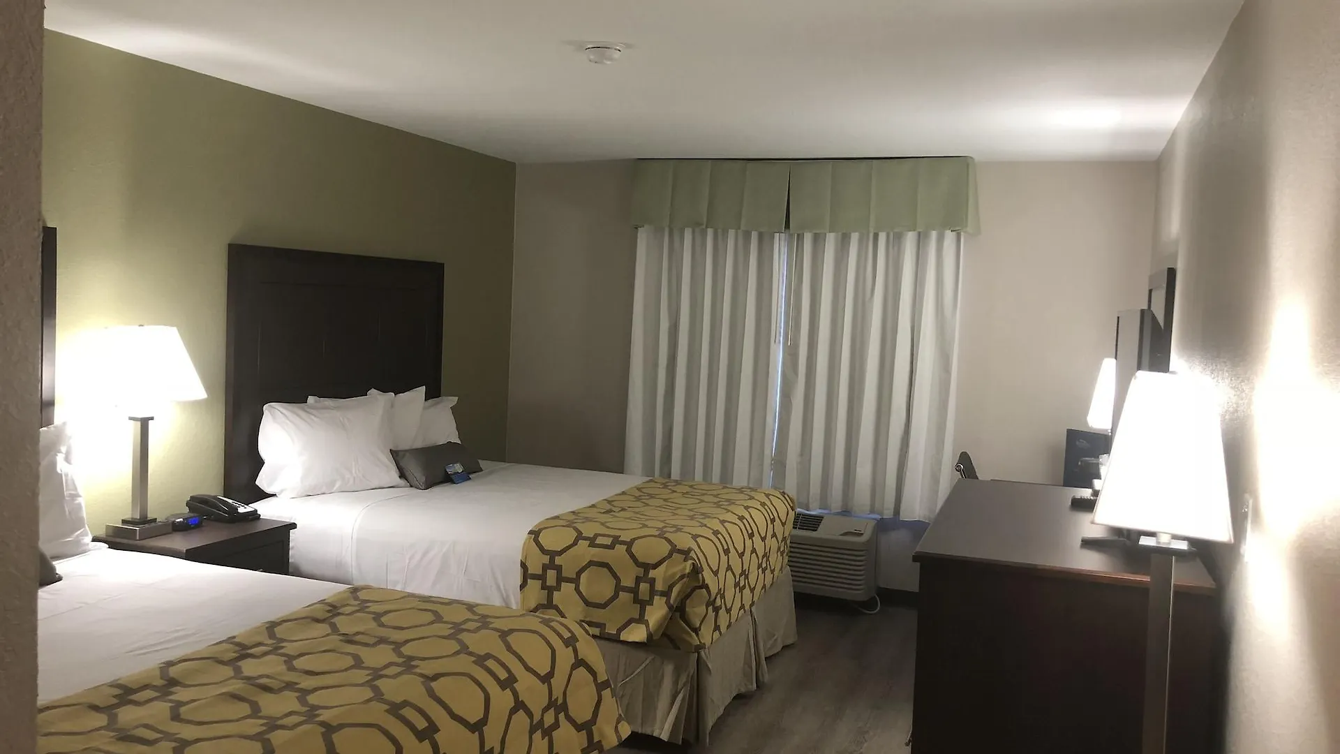 Отель Baymont By Wyndham Phoenix I-10 Near 51St Ave