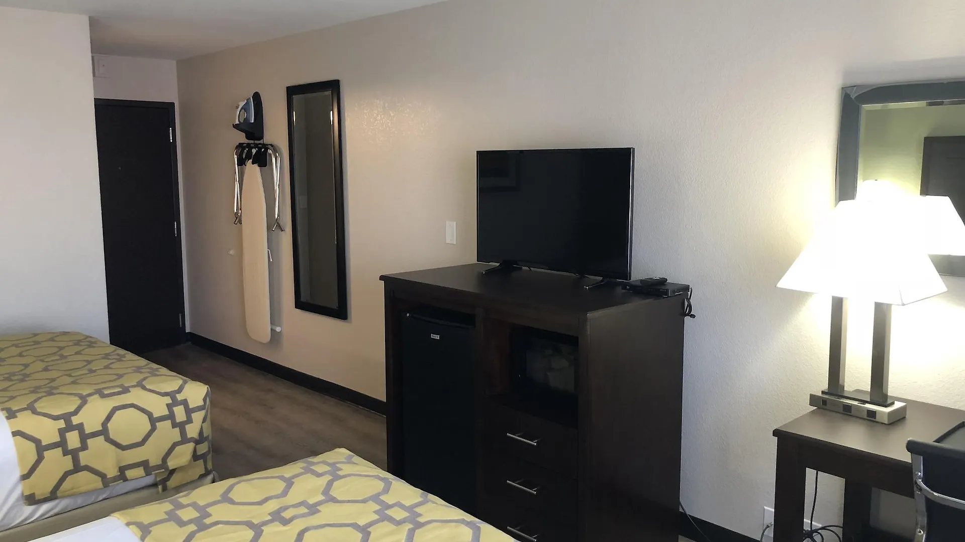 Baymont By Wyndham Phoenix I-10 Near 51St Ave 2*,