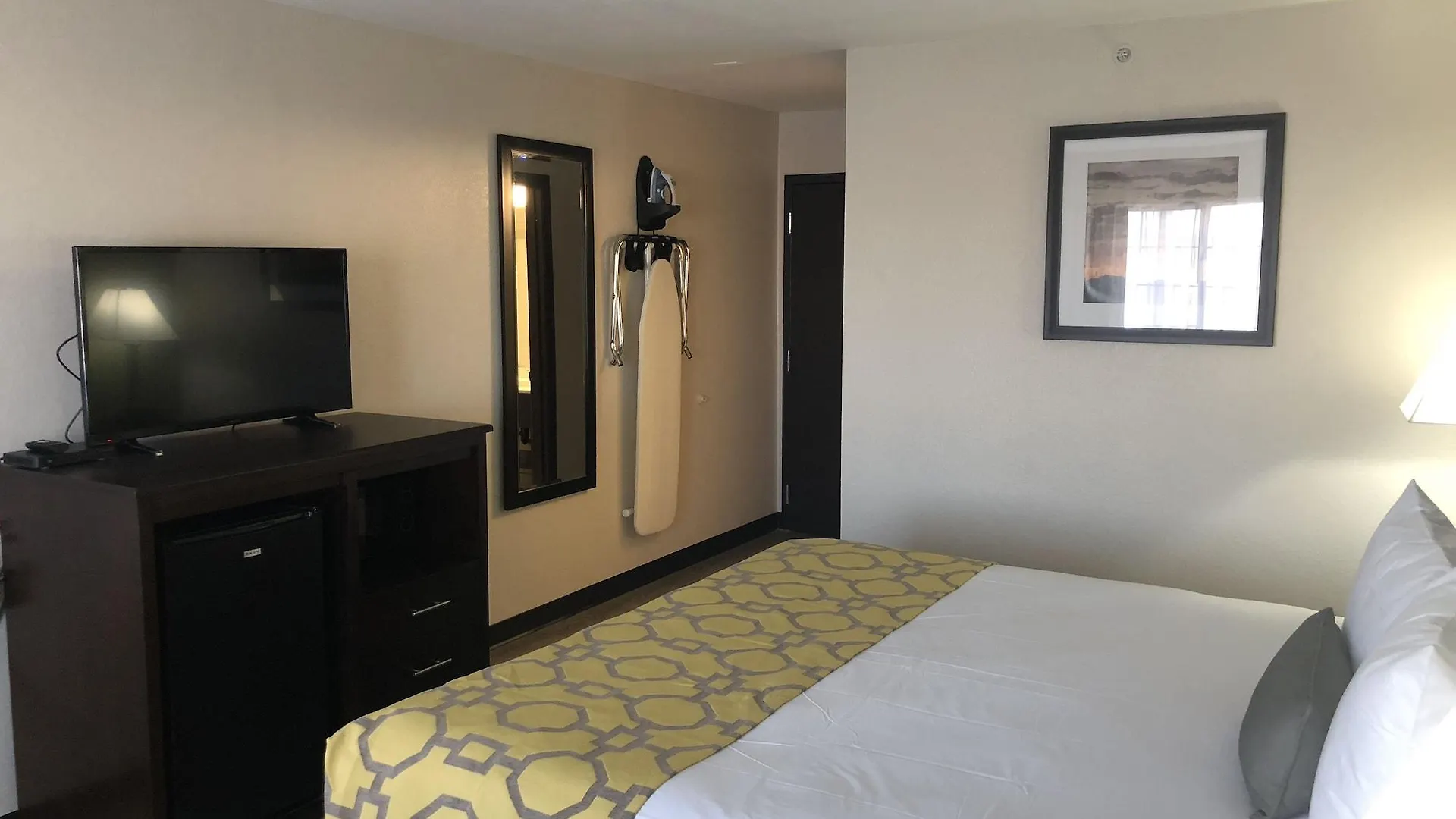 Отель Baymont By Wyndham Phoenix I-10 Near 51St Ave
