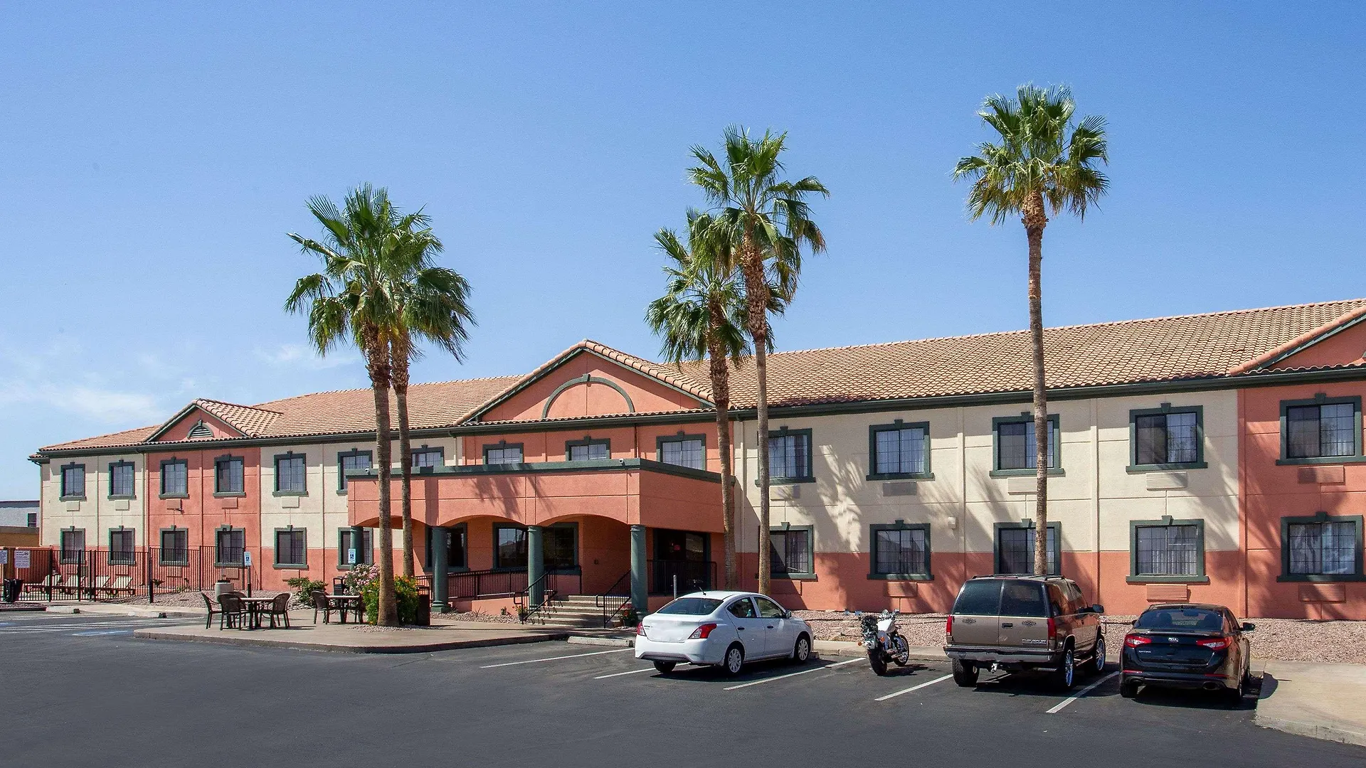 Baymont By Wyndham Phoenix I-10 Near 51St Ave 2*,