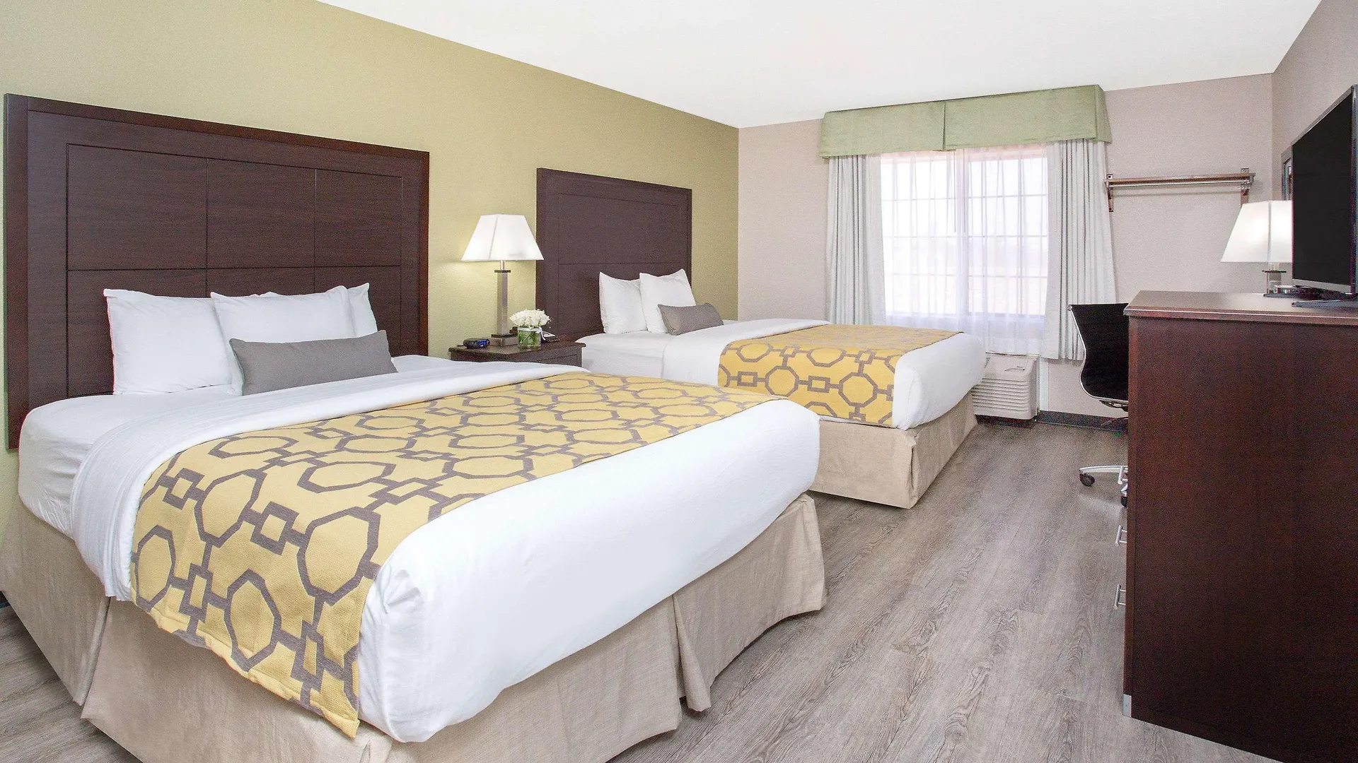Отель Baymont By Wyndham Phoenix I-10 Near 51St Ave