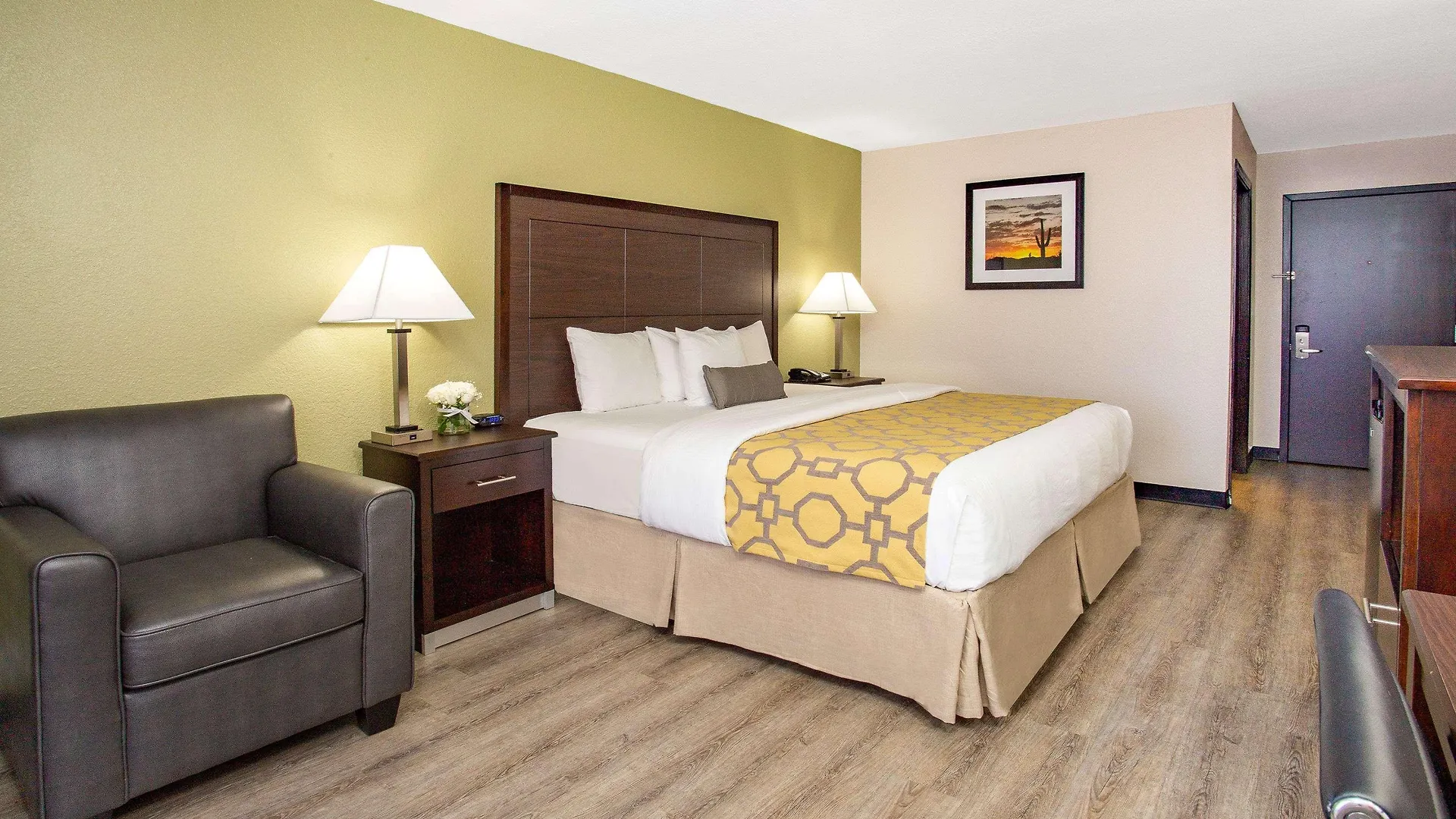 Отель Baymont By Wyndham Phoenix I-10 Near 51St Ave