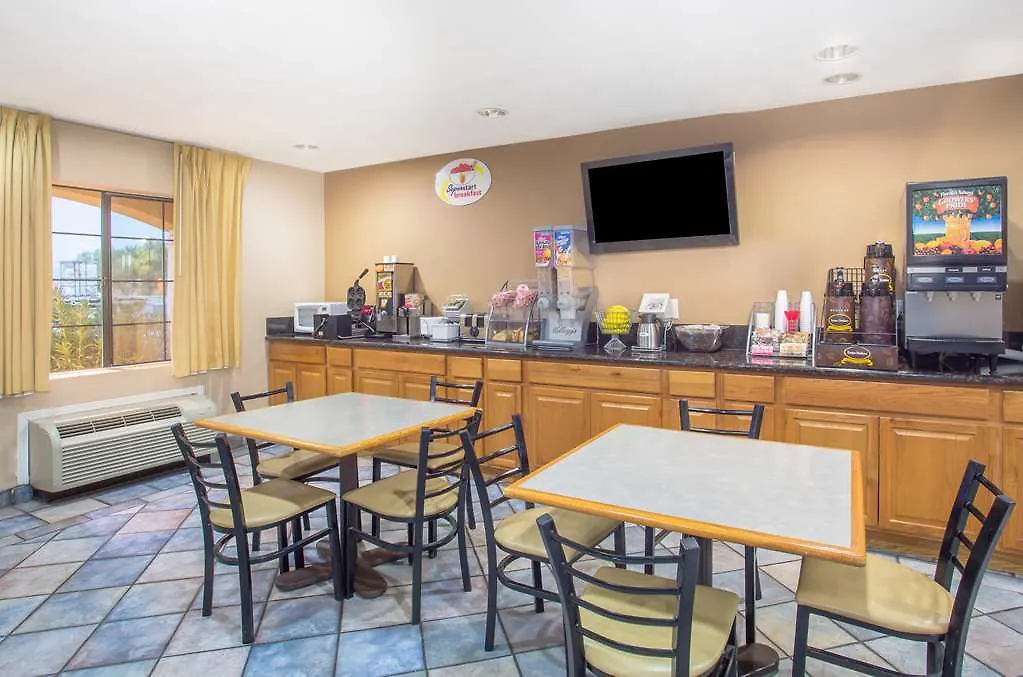 Отель Baymont By Wyndham Phoenix I-10 Near 51St Ave