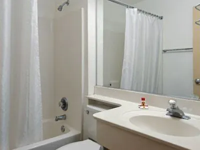 Baymont By Wyndham Phoenix I-10 Near 51St Ave 2*,